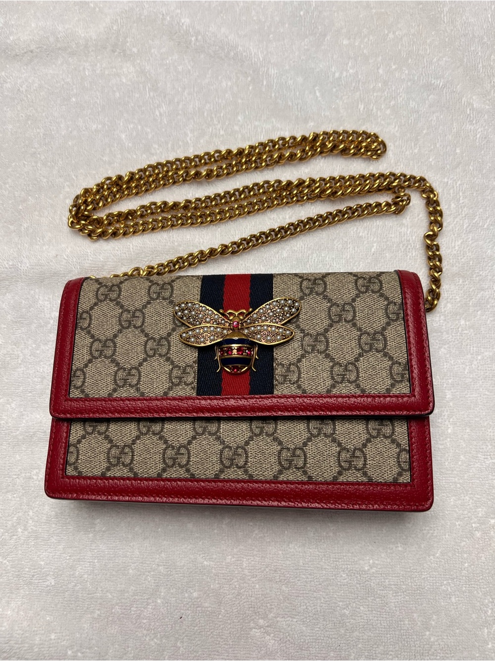 Authentic Gucci Queen Margaret GG Supreme Bee COW Crossbody Red Trim COA